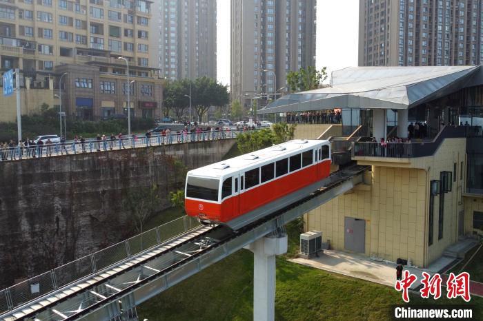 オールド重慶を思い出させる「タイムスリップ?ケーブルカー」運(yùn)行開始