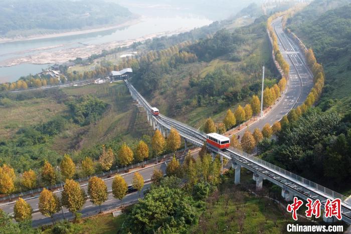 オールド重慶を思い出させる「タイムスリップ?ケーブルカー」運行開始