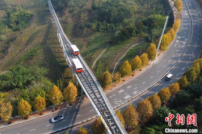 オールド重慶を思い出させる「タイムスリップ?ケーブルカー」運行開始