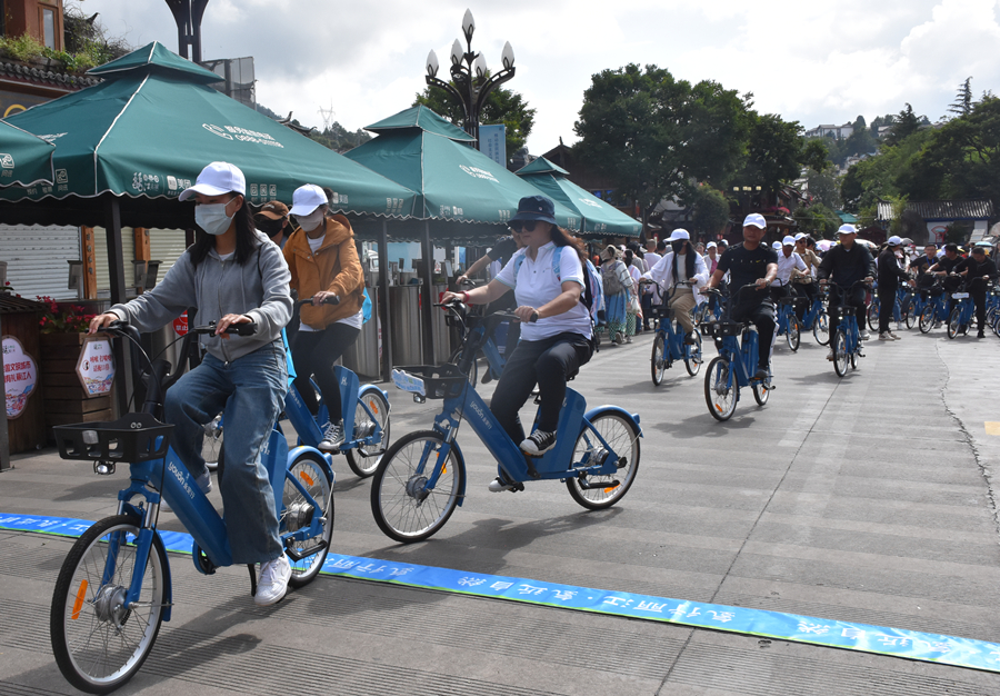 雲南省麗江市で行われた水素電動アシスト自転車を體験する公益イベント（8月13日撮影）。畫像提供は新華網（撮影?陳俊佳）