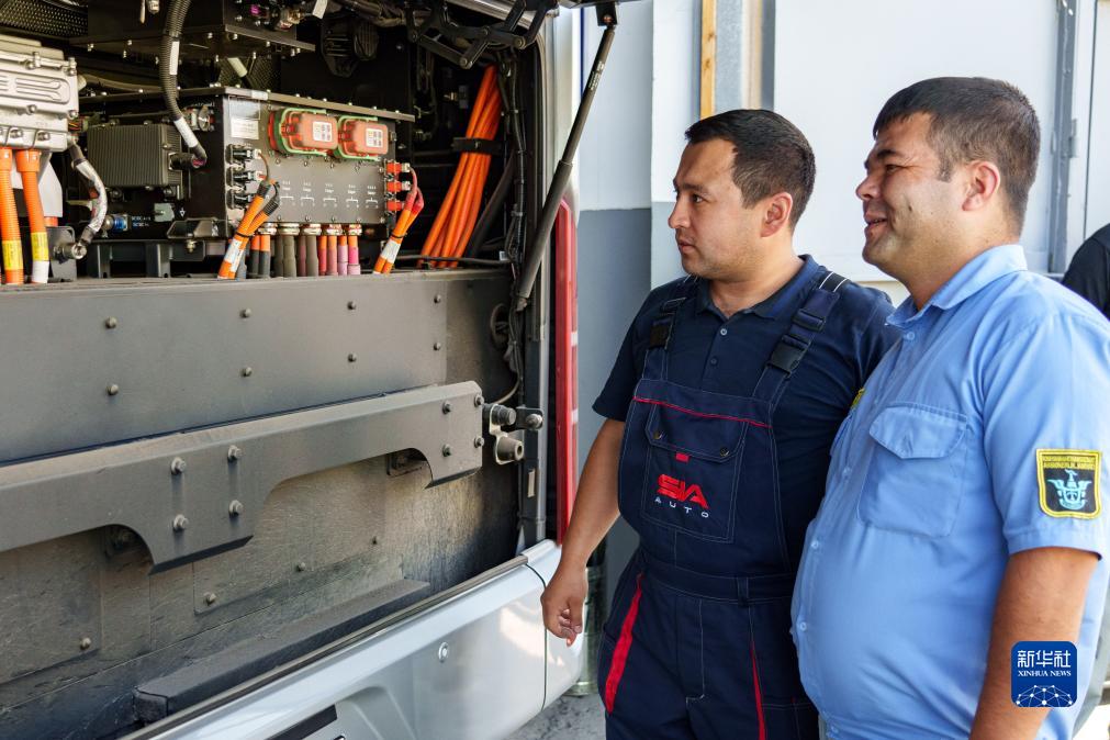 ウズベキスタンの首都タシケントで8月5日、バスの點(diǎn)検を行う現(xiàn)地バス運(yùn)行會(huì)社の従業(yè)員のホルドロフさん（寫真右、寫真提供?新華社）。