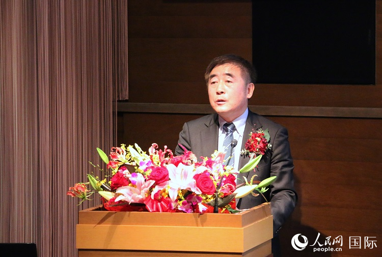 挨拶する同連盟の楊克倹會(huì)長（撮影?許可）。