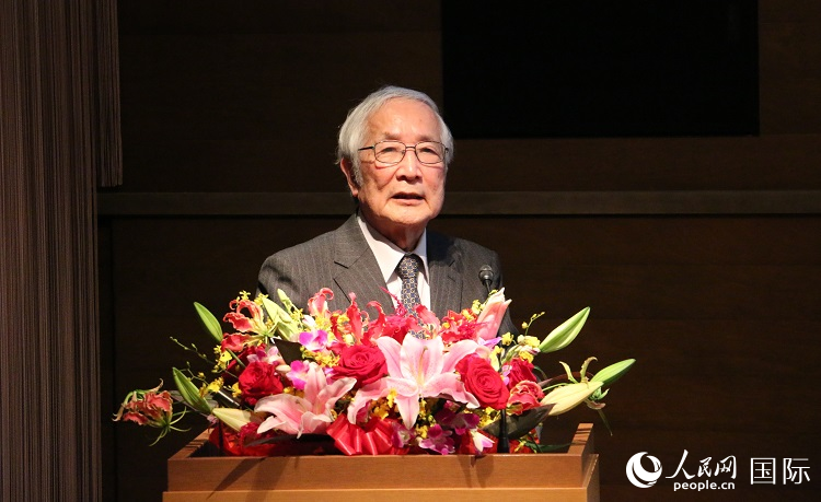 挨拶する日中科學(xué)技術(shù)交流協(xié)會(huì)の山脇道夫會(huì)長（撮影?許可）。