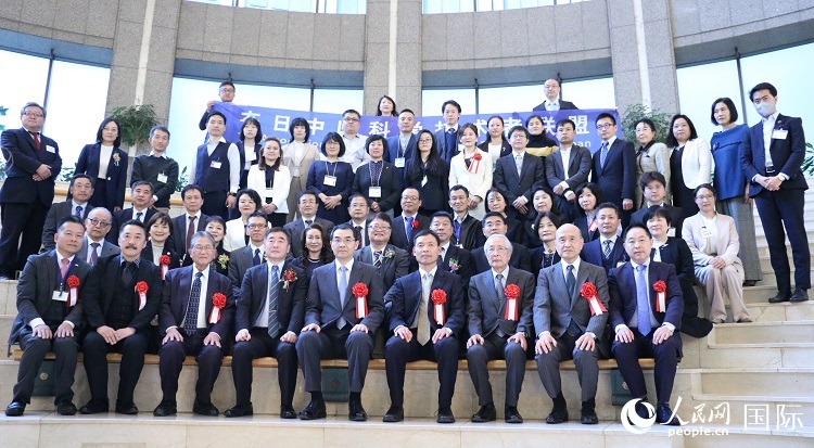 呉江浩駐日中國大使と記念撮影を行う來賓（撮影?許可）。