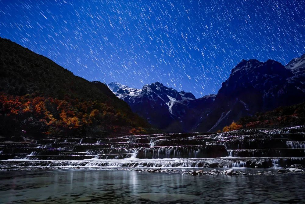 玉竜雪山の麓で撮影された星の軌跡。