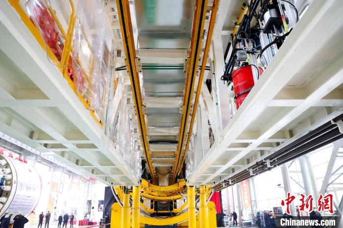 山東省初の9メートル級(jí)シールドマシン「斉魯號(hào)」がラインオフ