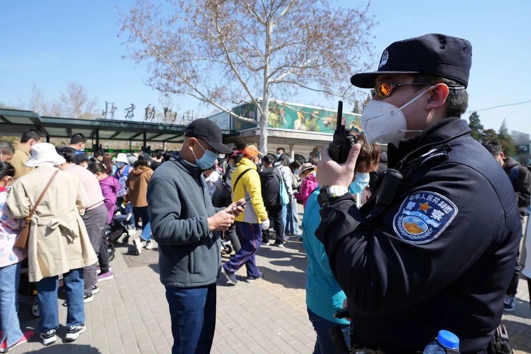 街中で勤務(wù)する警察官。