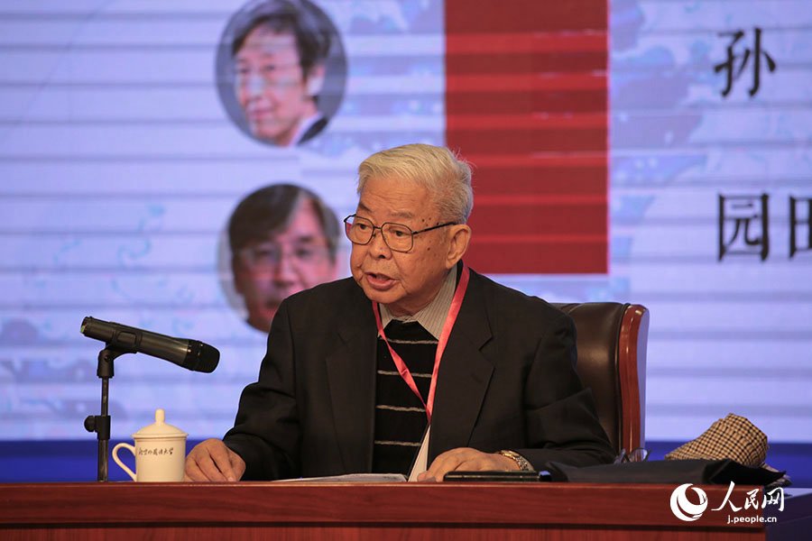 「中國の『日本學(xué)』の初心に戻る」をテーマとした基調(diào)講演を行う北京外國語大學(xué)北京日本學(xué)研究センター元センター長の厳安生氏。（撮影?張麗婭）