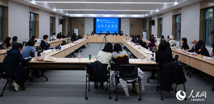 円卓フォーラム「區(qū)域?國別研究の視野の下での日本語學(xué)科構(gòu)築」の様子。（寫真提供?北京外國語大學(xué)）