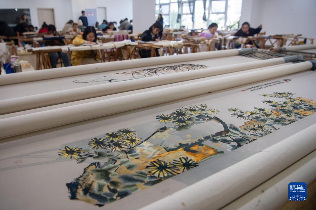 パプアニューギニアの學(xué)生が中國三峽ダムエリアの伝統(tǒng)刺繍を體験