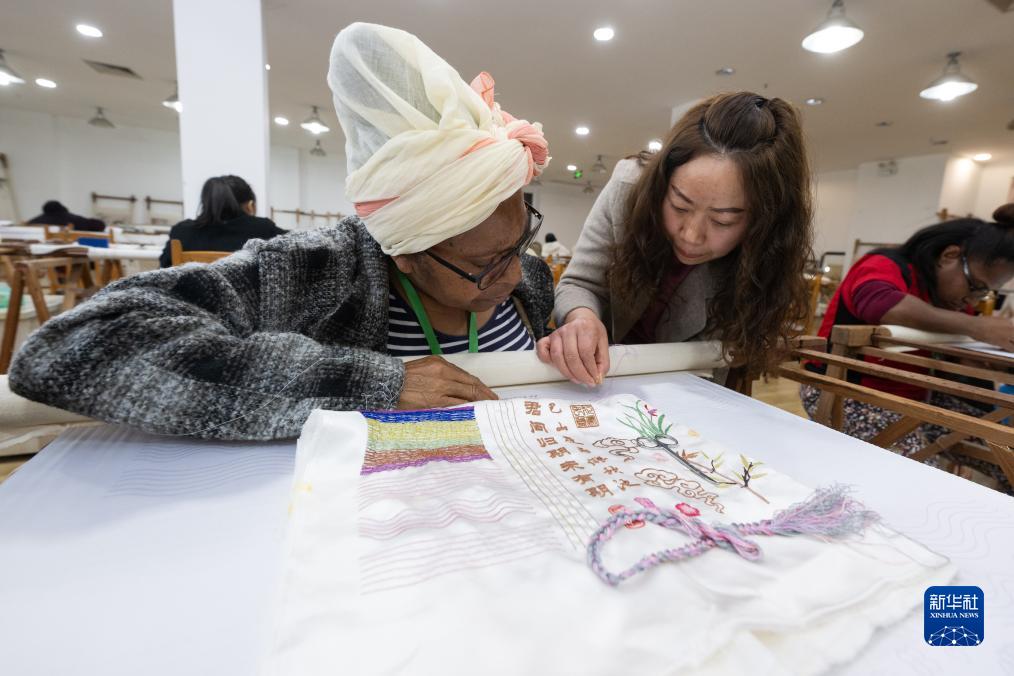 パプアニューギニアの學生が中國三峽ダムエリアの伝統(tǒng)刺繍を體験