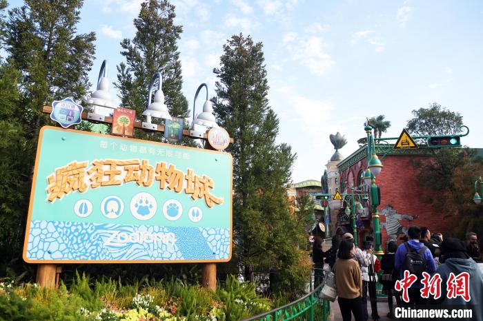 近くオープンする世界初の「ズートピア」テーマエリア。第一陣となる招待者が一部のアトラクションを體験し、同エリアのテスト運(yùn)営に協(xié)力（撮影?湯彥?。?。