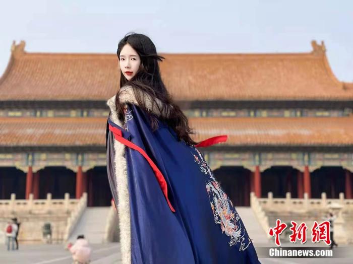 北京の故宮博物院をバックに漢服姿で記念撮影した李佳夢(mèng)さん（寫(xiě)真は李佳夢(mèng)さん本人が提供）。