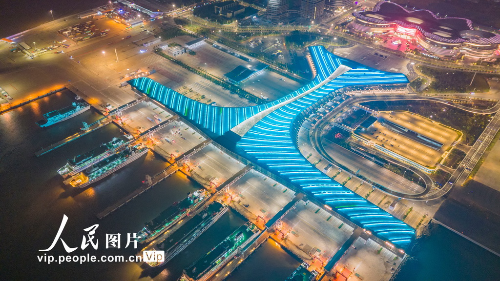 ライトアップされた?？谛潞ORO船ターミナル旅客総合ハブステーション（撮影?蘇弼坤/寫(xiě)真著作権は人民図片が所有のため転載禁止）。