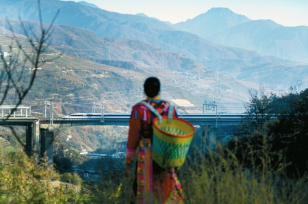 11月28日、茂県駅近くの山地を走る川青鉄道の列車。