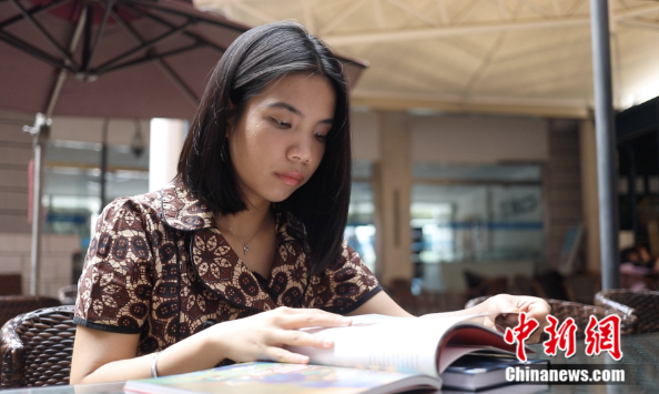 上海外國語大學に留學中の王秀玲さん（撮影?張亨偉）。