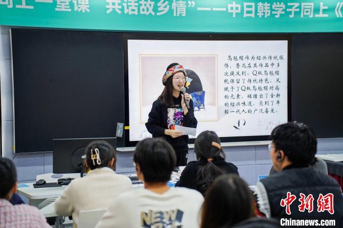  紹興の烏氈帽を紹介する浙江越秀外國(guó)語(yǔ)學(xué)院の學(xué)生の尚高瑩さん。（寫(xiě)真提供は紹興市文化?観光局）