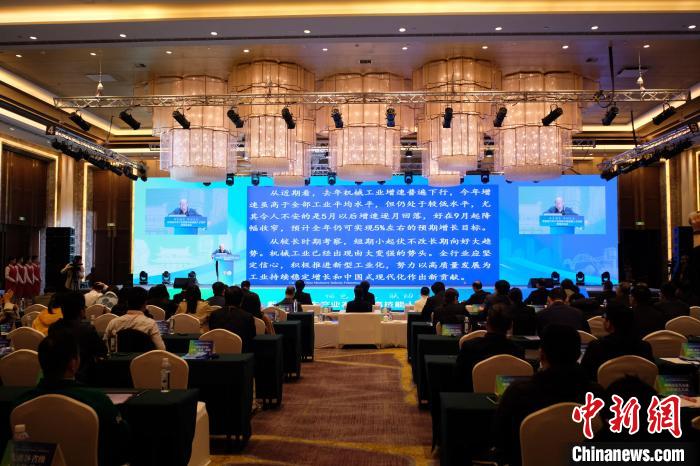 新エネ車産業(yè)発展?高度人材育成ハイレベル対話の様子（撮影?劉俊聡）。