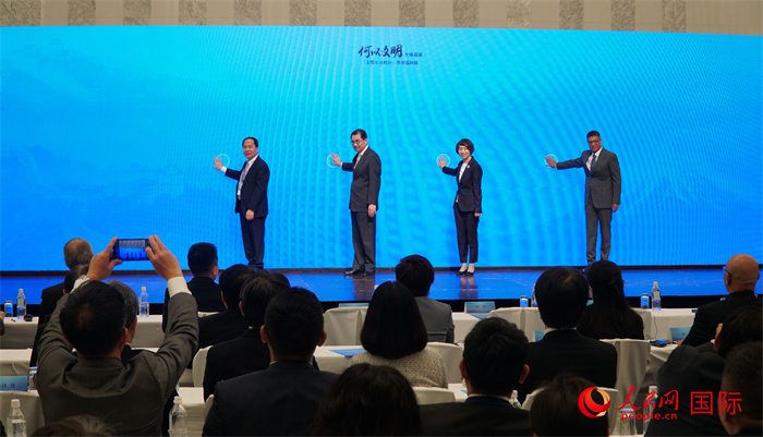 來賓が共同で「何以文明（文明とは何か）」日本特別展の體験エリアおよび2024年CMG春晩（年越し番組）PRエリアのスタートを宣言した。（撮影?蔣暁辰）