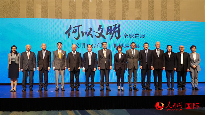 來賓の記念撮影。（撮影?蔣暁辰）