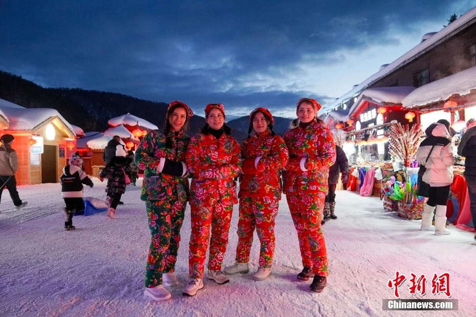 東北ならではの花柄綿入れが映える雪景色　黒竜江省