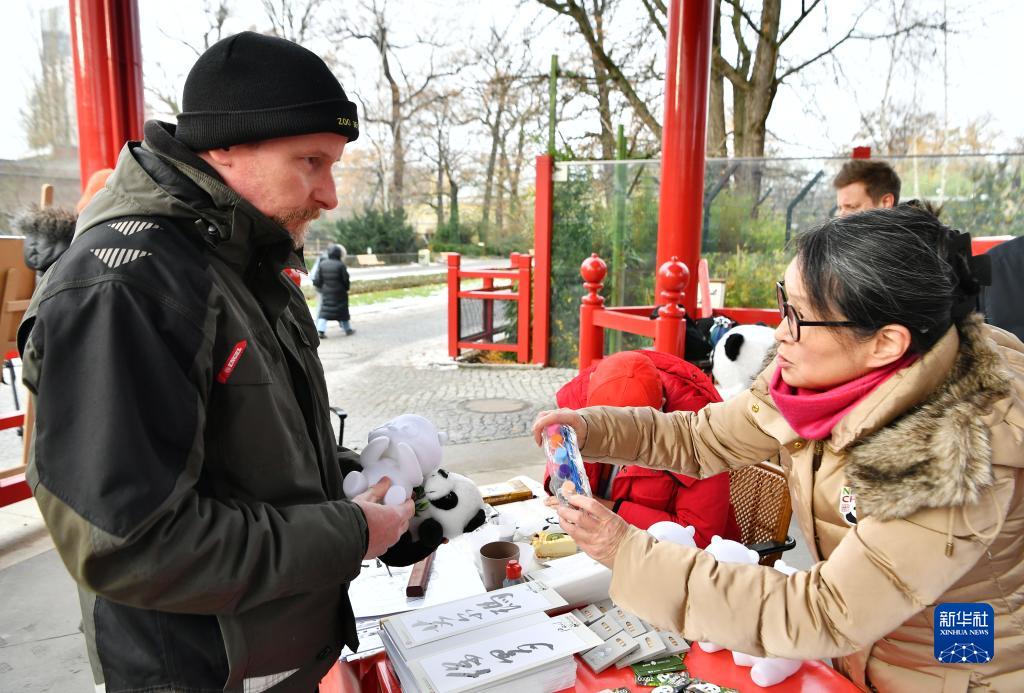 ベルリン動(dòng)物園が中國(guó)帰國(guó)を控えた雙子パンダの歓送會(huì)イベント