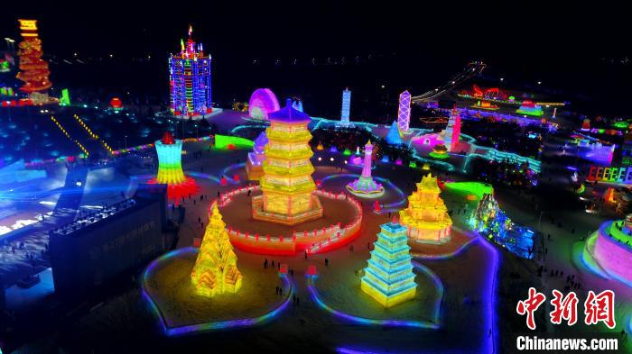 氷と雪のテーマパーク「長(zhǎng)春氷雪新天地」がオープン　吉林省