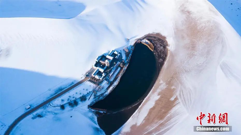 一面銀世界となった敦煌市鳴沙山の月牙泉（撮影?王斌銀）。