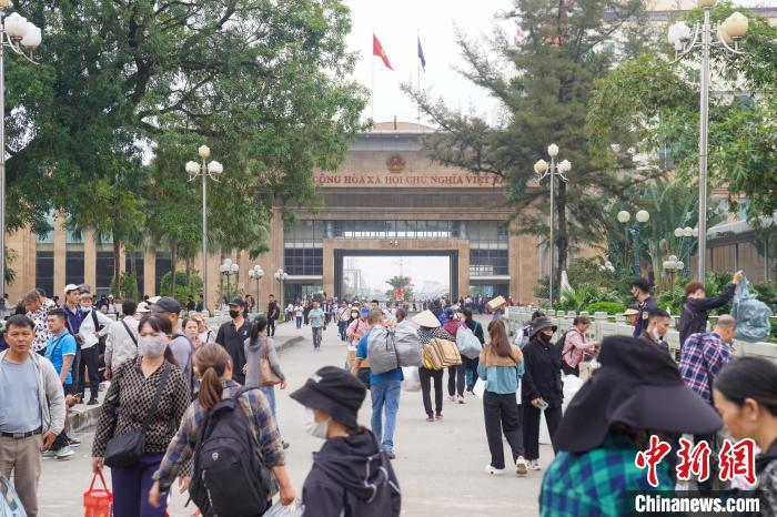 日用品などを擔(dān)いで運ぶ人々で賑わう中國とベトナムの國境の街