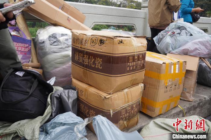 日用品などを擔(dān)いで運ぶ人々で賑わう中國とベトナムの國境の街