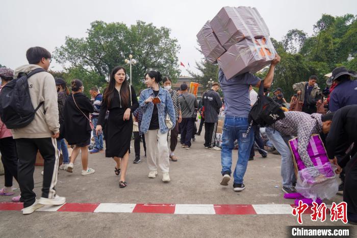 日用品などを擔(dān)いで運(yùn)ぶ人々で賑わう中國とベトナムの國境の街