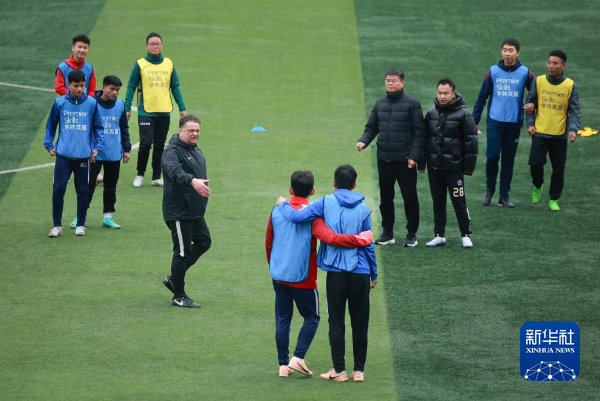 12月12日、受講者を指導(dǎo)する英國大使館のサッカー発展シニアマネージャー（撮影?劉続）。