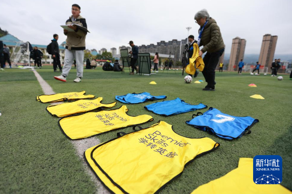 12月12日、ユニフォームを並べるスタッフ（撮影?劉続）。