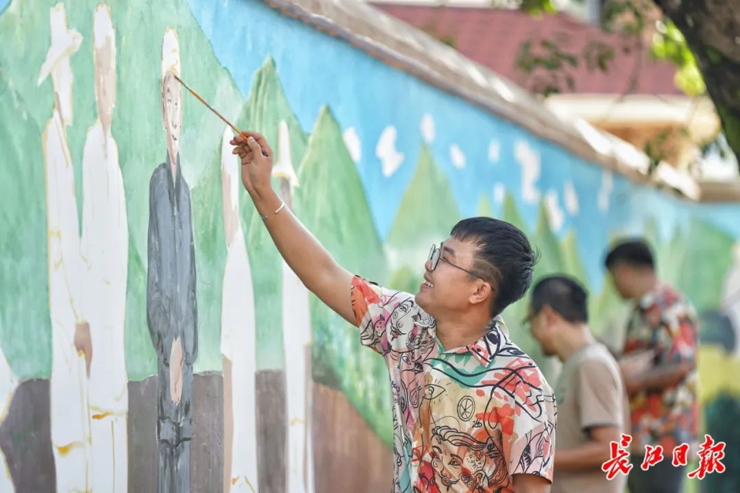 5年間で村のあちこちにカラフルな壁畫を描いた巖溫叫さん。