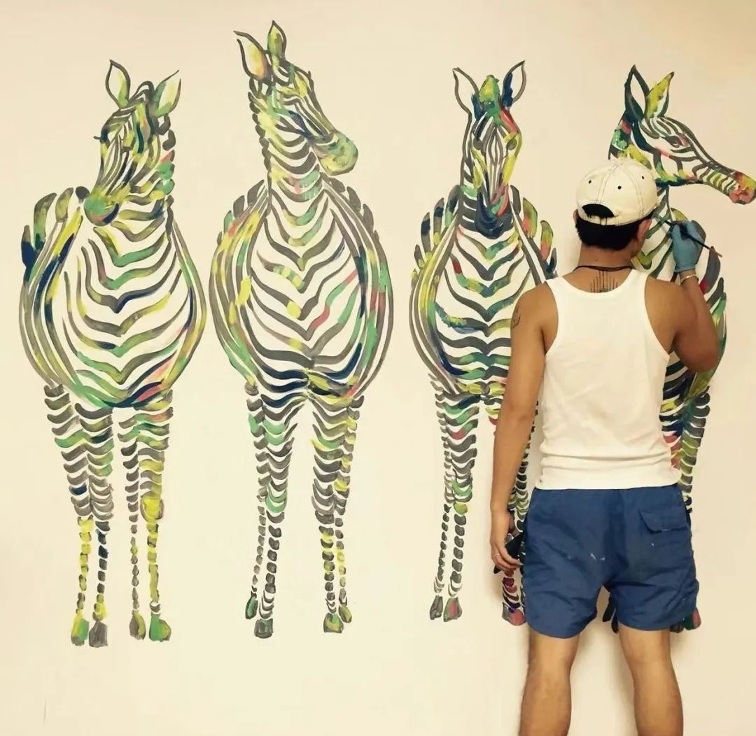 大學(xué)時代に湖北省武漢市で壁畫を描く巖溫叫さん。