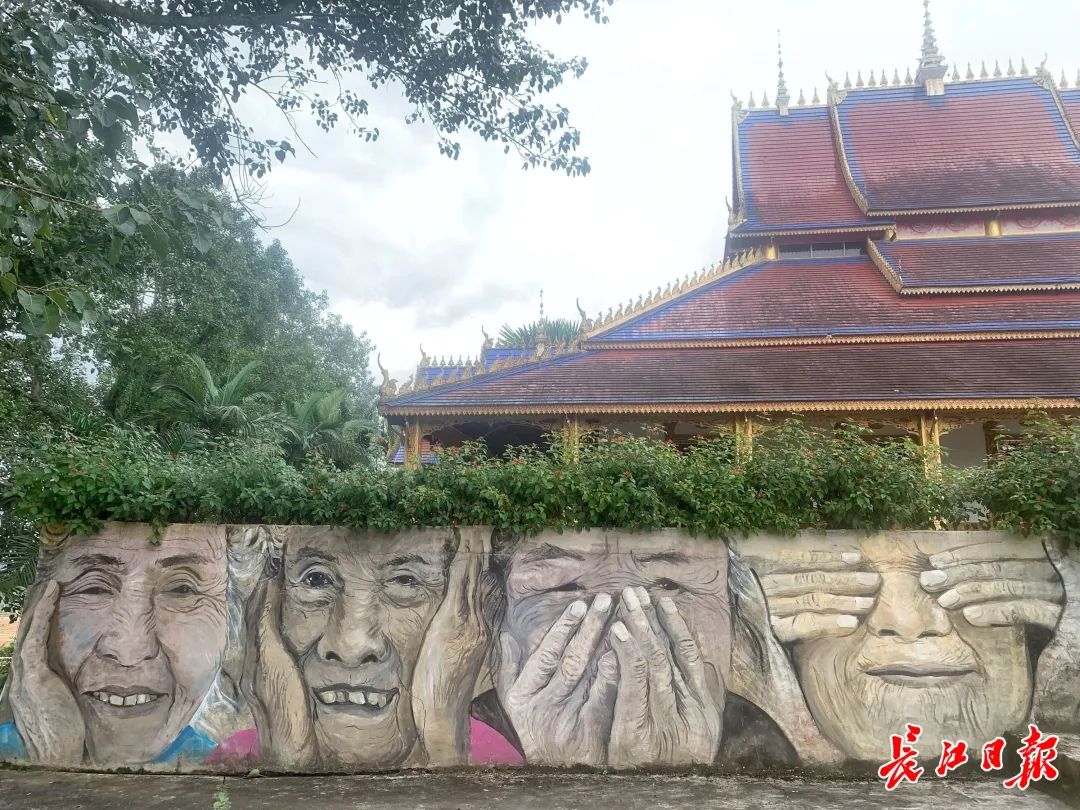 巖さんが村の壁に描いたおばあちゃん4人。