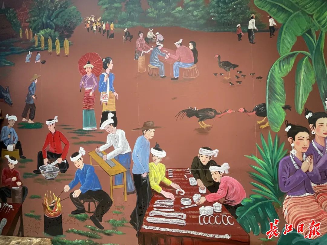 銀の裝飾品を作る傣族を描いた壁畫。