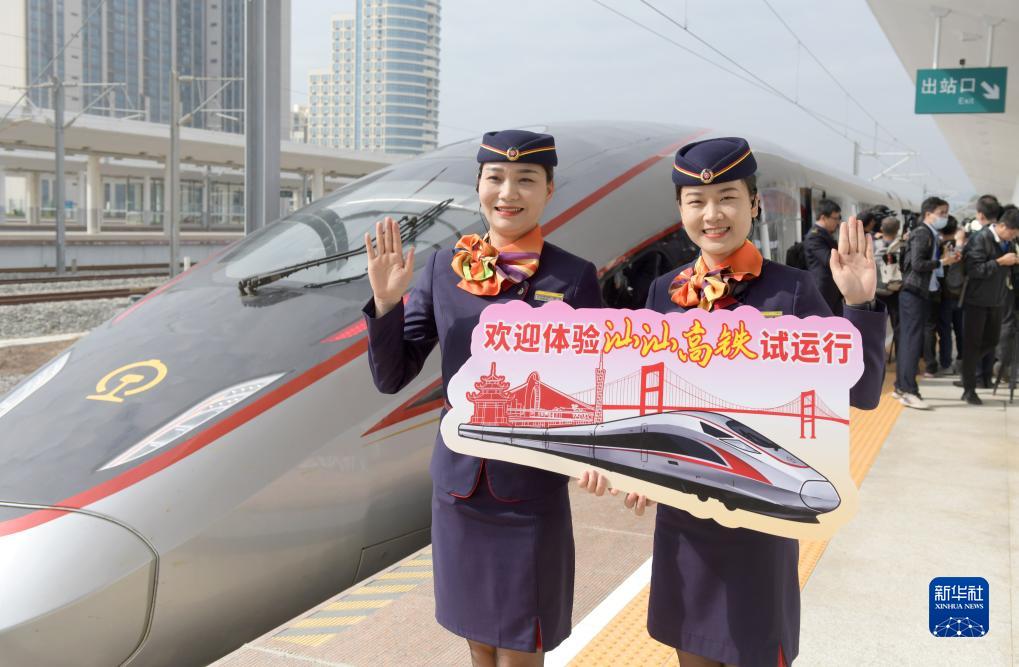 汕尾駅で乗客を歓迎する試運転列車の乗務員（12月14日撮影?盧漢欣）。