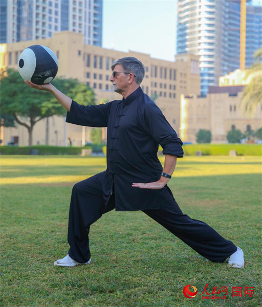 太極球を練習(xí)するロバートさん（撮影?タリク?イブラヒム）。