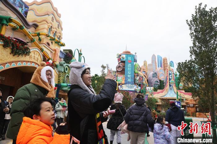 世界初の「ズートピア」エリア、プレオープンでも人気の的　上海ディズニーランド