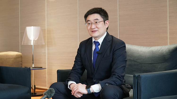 人民網(wǎng)の取材に応じる中日笹川醫(yī)學(xué)奨學(xué)金制度の第38期、40期の研究者?孫長(zhǎng)博醫(yī)師（撮影?蔣暁辰）。