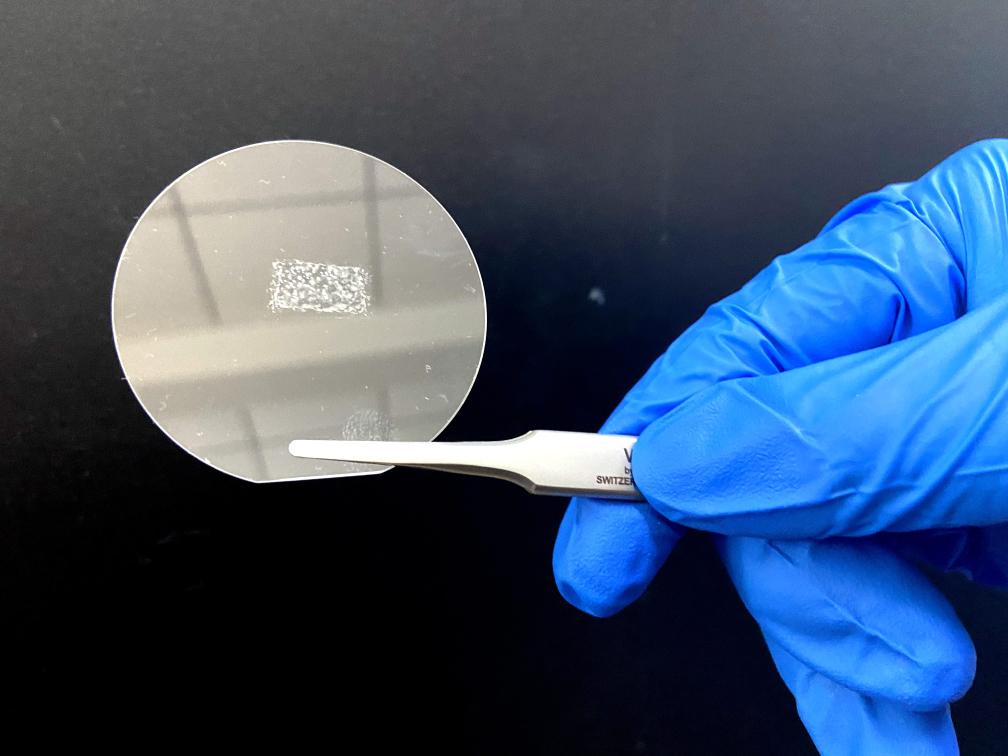 ピンセットで石英ガラスをつまむ研究者。上にある筋狀の物質(zhì)がTBN。撮影?魏夢佳