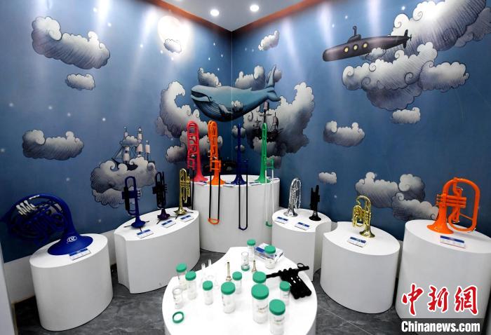 19日に撮影された樹脂製楽器。撮影?賈梟夢