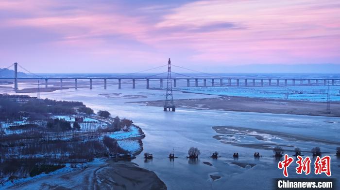 黃河大橋を走り抜ける「雪國(guó)列車」　河南省鄭州