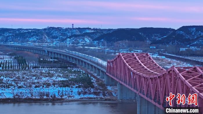 黃河大橋を走り抜ける「雪國列車」　河南省鄭州