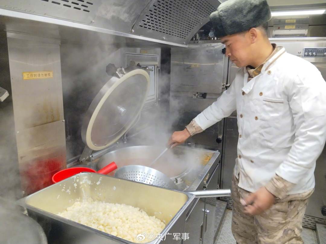 甘粛積石山M6.2地震の被災(zāi)地で兵士が炊き出し