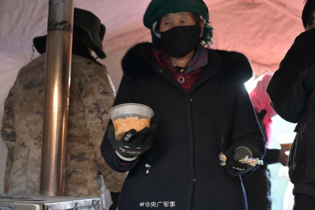 甘粛積石山M6.2地震の被災(zāi)地で兵士が炊き出し