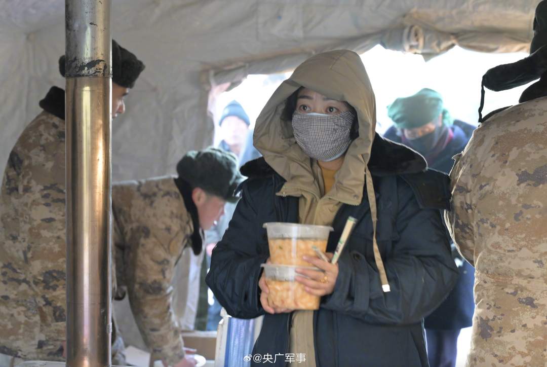 甘粛積石山M6.2地震の被災(zāi)地で兵士が炊き出し