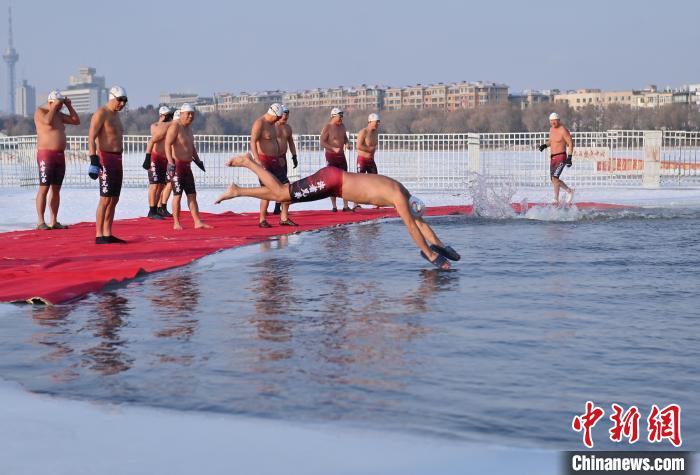 寒中水泳に挑むスイマーたち　吉林省長(zhǎng)春