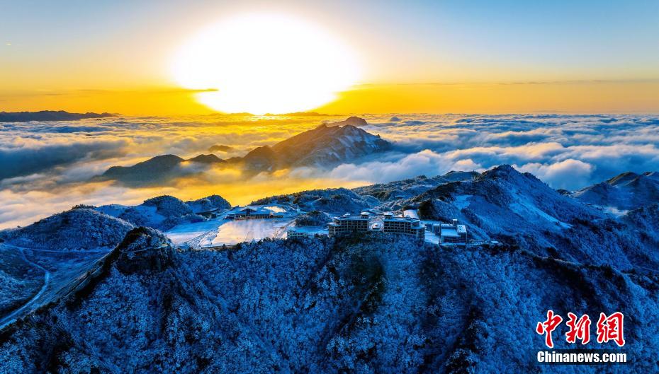 巴山大峽谷に広がる雲(yún)海と雪景色の絶景　四川省